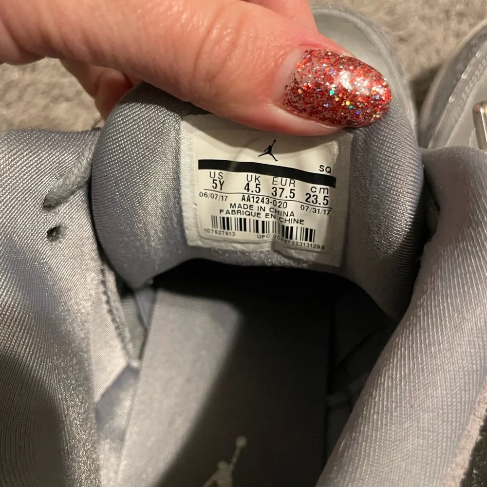 Silver Air Jordans women or kids - Picture 5 of 8